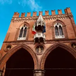 Palazzo della mercanzia Bologna
