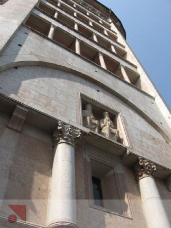Parma, il battistero particolare del portale