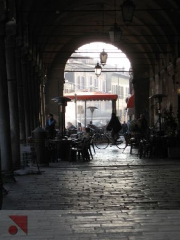 Portici di Palazzo Bevilacqua, in piazza Ariostea.